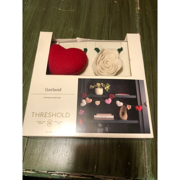 Target Threshold NWT Garland Felt Hearts and Roses Valentine's Day 6ft - Picture 1 of 3